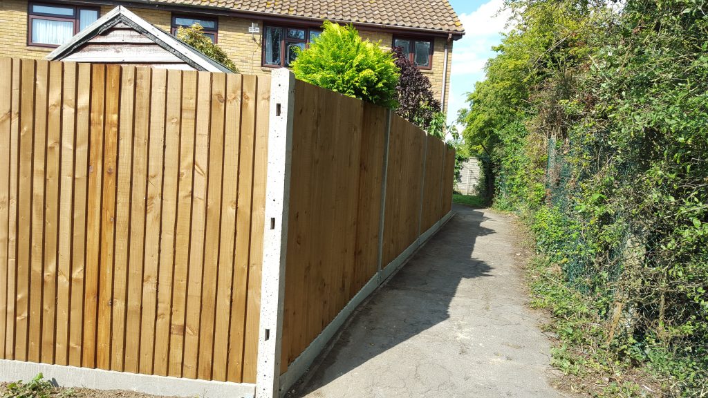new-garden-fence-thorley-park