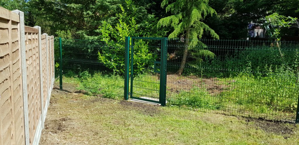 New V Mesh Fencing & Gate